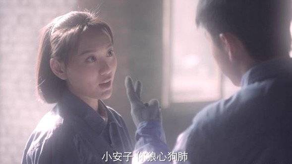 什么|风情女人闫妮，当了17年单亲妈妈，把女儿带进演艺圈，母女同演《突围》