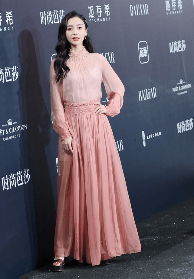 身材 杨颖都是当妈的人了,可驾驭粉色丝毫不逊色,穿粉裙女人味真足