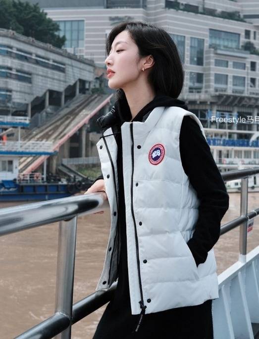 下半身 会“打扮”的女人,秋冬穿衣都选这3套羽绒服,保暖不说还时髦