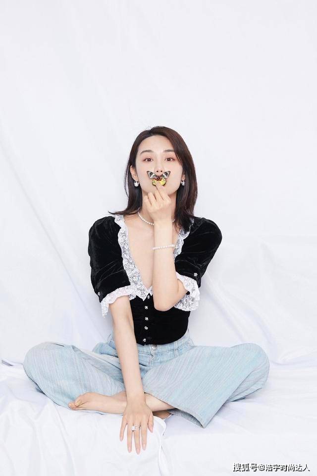 韩丹彤 韩丹彤清新夏日装，碎花大方领上衣搭牛仔裤，甜美又时尚