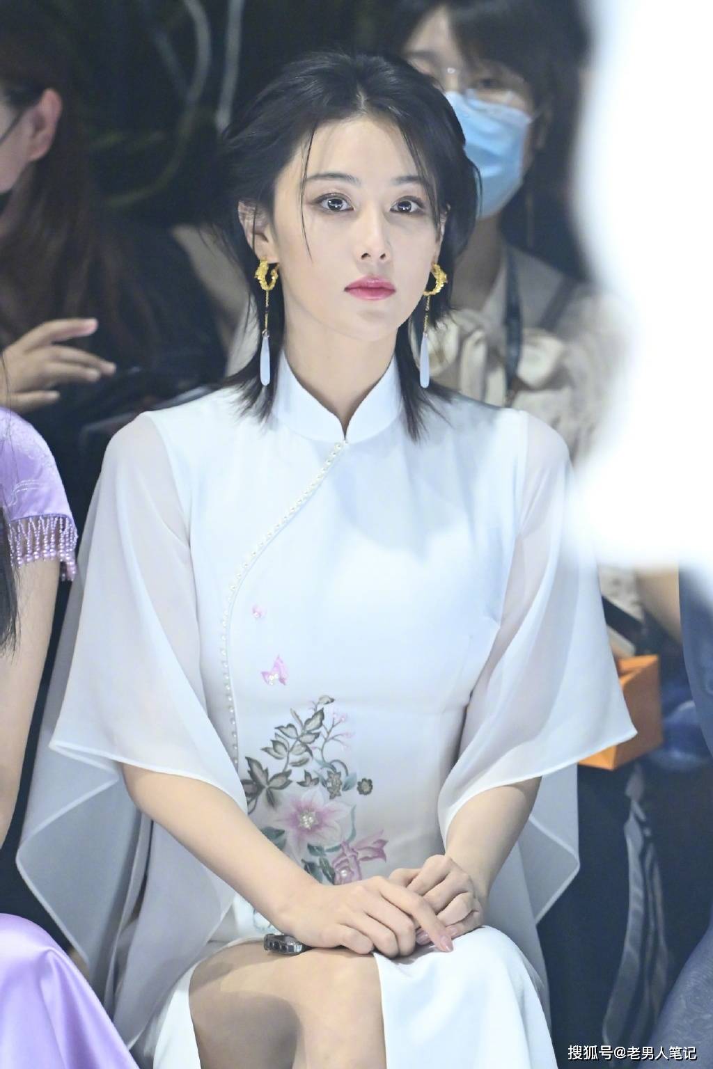 张馨予一袭绿色长裙时尚优雅养眼吸睛