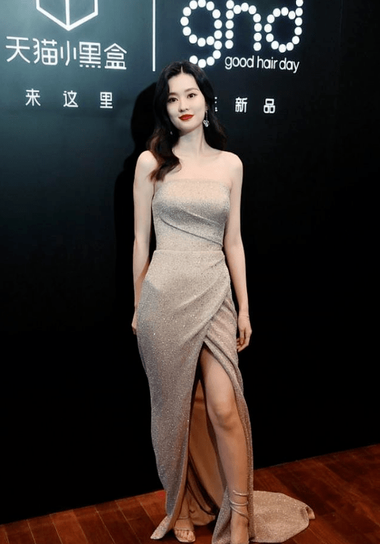 进行 乔欣气质优雅出众如富家小姐！