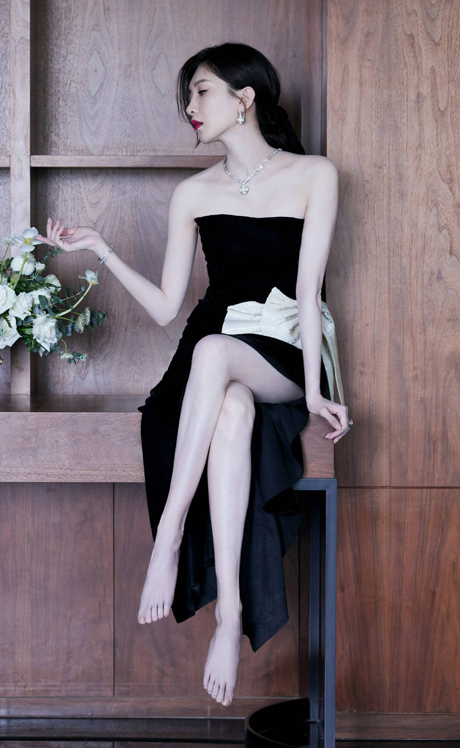 江疏影穿衣真是胆大,一袭吊带长裙还开个小洞,有身材就是任_裁剪