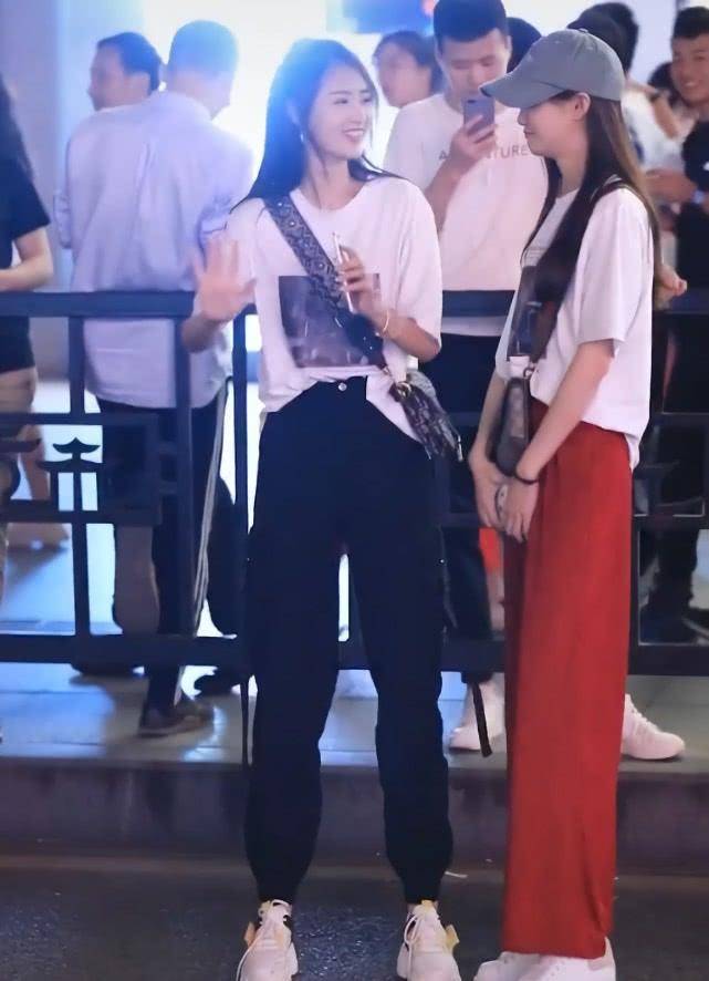 身材 长腿闺蜜街拍,她因穿“儿童鞋”成功抢镜,终于知道脚小的好处!