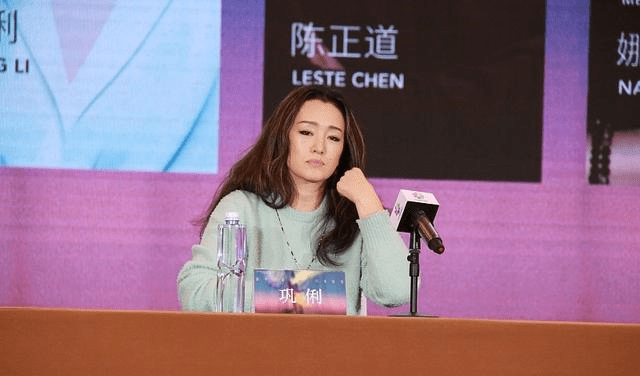 设计 巩俐留长发真好看，就算穿的针织衫很简约，气场看着也不俗
