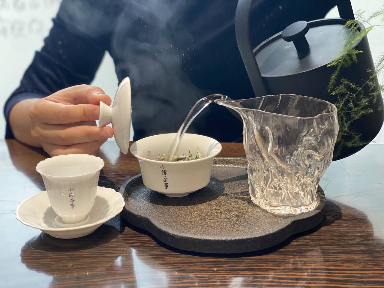 什么|冬季寒冷，适合喝什么茶？白茶、红茶、绿茶、岩茶，还是普洱茶？