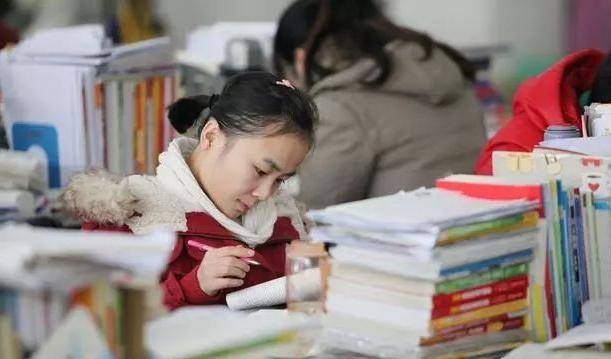 同学|为什么监考老师总爱喝水?得知杯子里的东西,学生:比我还调皮