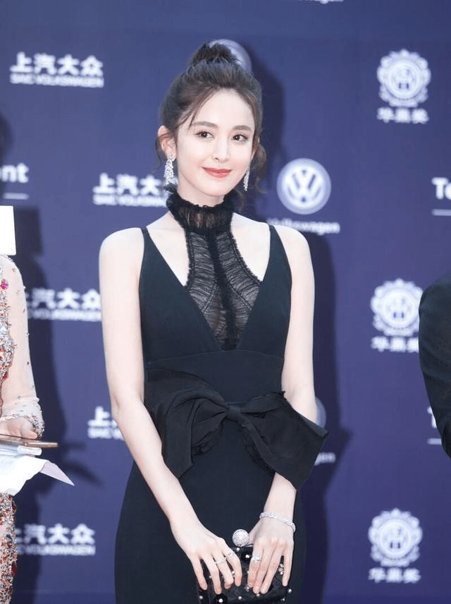 设计 古力娜扎的身材比例太高级了,穿收腰鱼尾裙显腿长,美真是天生的