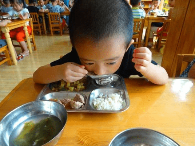 家长|孩子见饭就“逃”?未必是饭菜口味不佳,而是家长没学会正确投喂