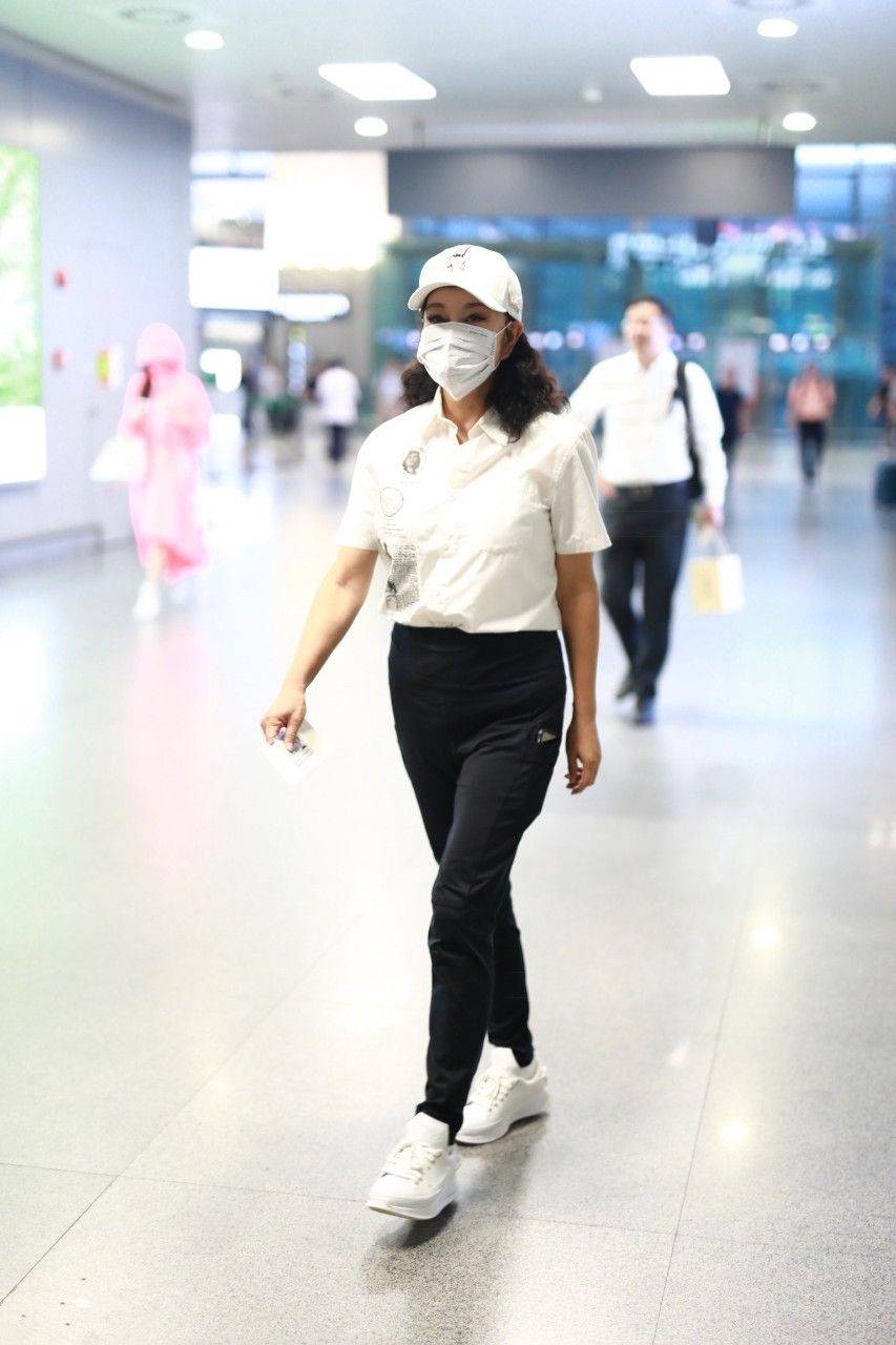 羽绒服不打光修图的刘晓庆，皮肤粗糙暗黄满脸皱纹，这才是72岁真实样！