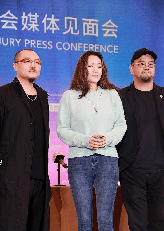 设计 巩俐留长发真好看，就算穿的针织衫很简约，气场看着也不俗