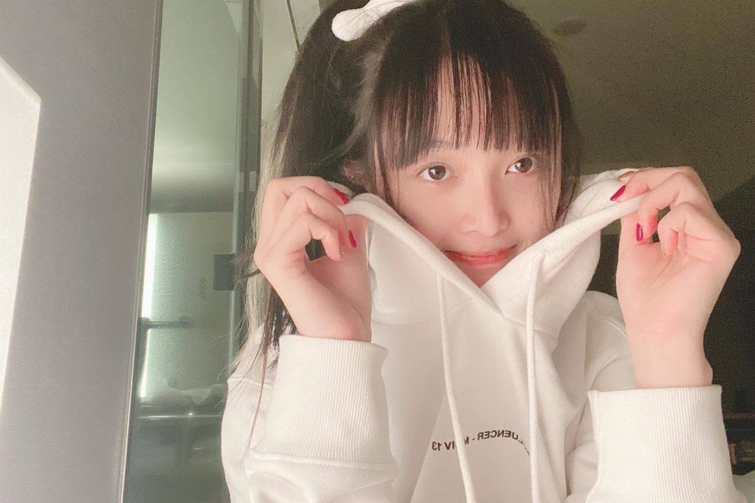 马尾 女明星素颜晒自拍，张雪迎睡衣加外套，吴宣仪马尾配卫衣！