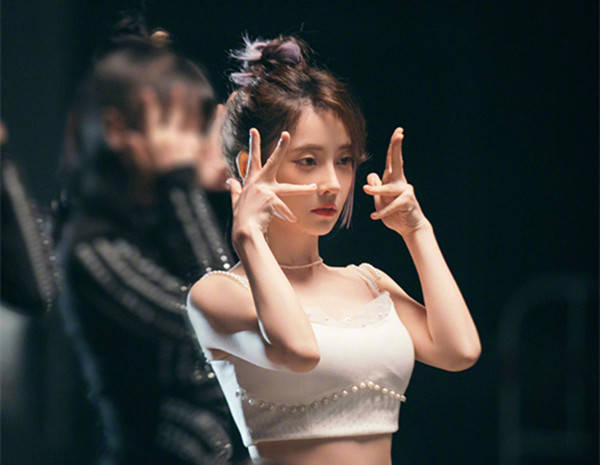 舞姿|冯提莫全新唱跳MV《窥》上线,舞姿婉柔性感,美得让人心动