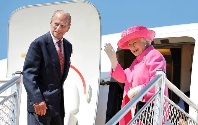 英国王室的离奇规定，比如为什么女王从不需要护照旅行，涨知识了