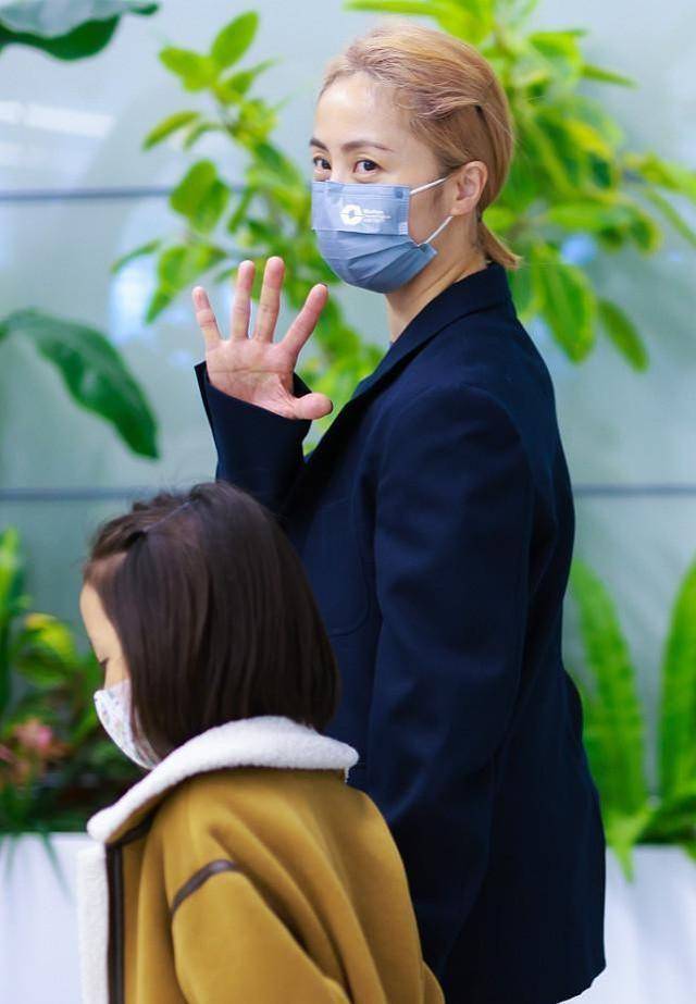 身材 染黄发的孙莉挺叛逆的,但穿衣潇洒随性,西装配牛仔裤简约大气