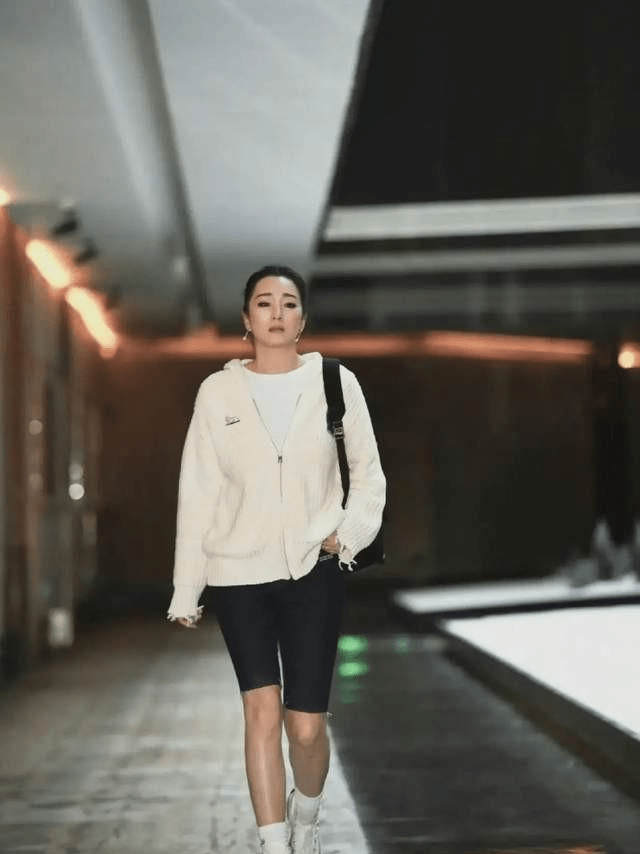 设计 巩俐留长发真好看，就算穿的针织衫很简约，气场看着也不俗