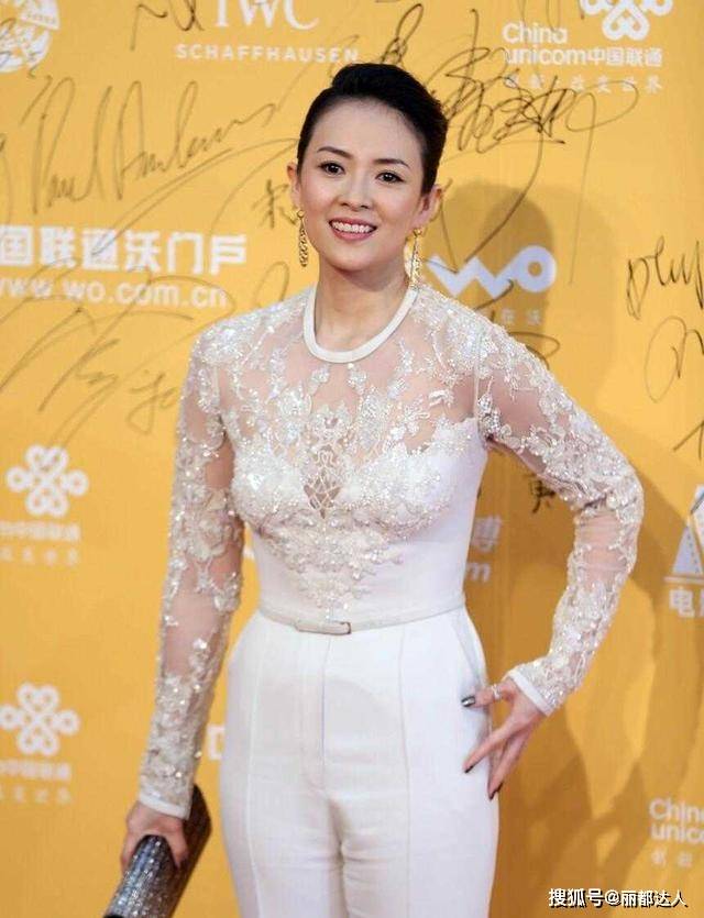 国际 章子怡这回太拼了，穿镂空蕾丝连体裤配驴蹄鞋，满满的国际范
