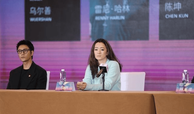 设计 巩俐留长发真好看，就算穿的针织衫很简约，气场看着也不俗