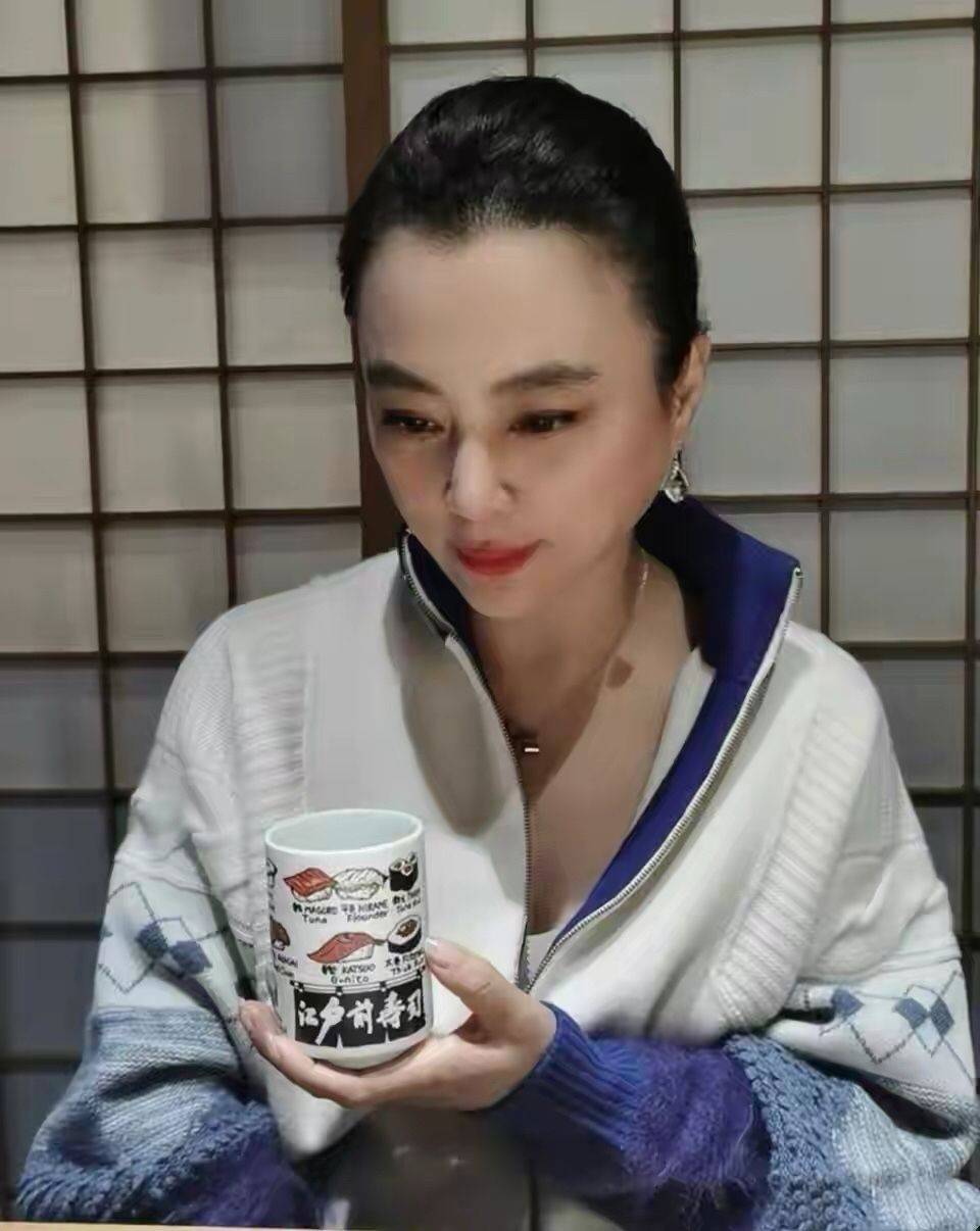 身材 58岁李玲玉素颜玩雪，穿羽绒服也不显胖，配毛线帽减龄还显脸小