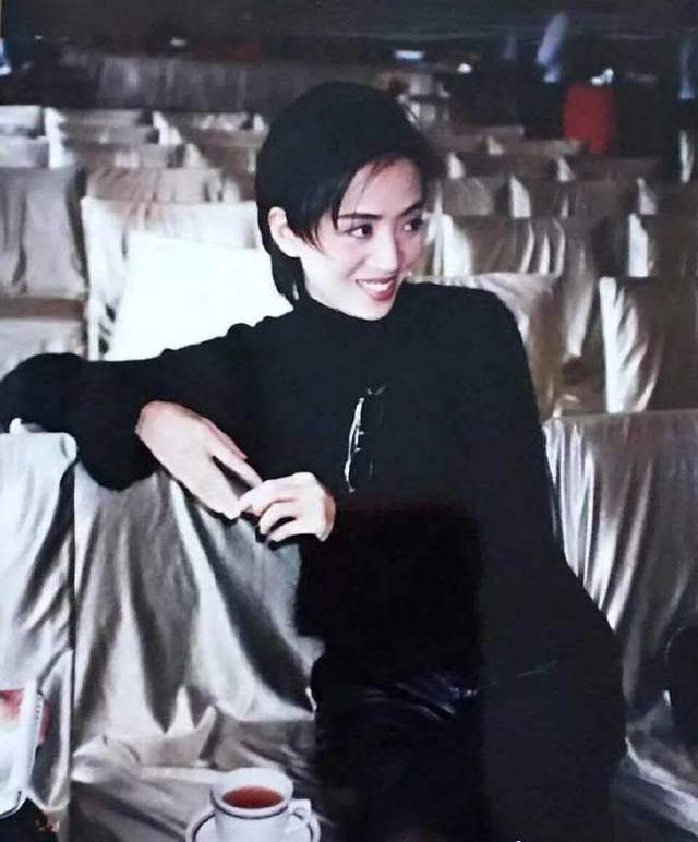 因为|让张艺谋冯小刚怀念，让梁家辉哽咽，梅艳芳是一个时代的传奇