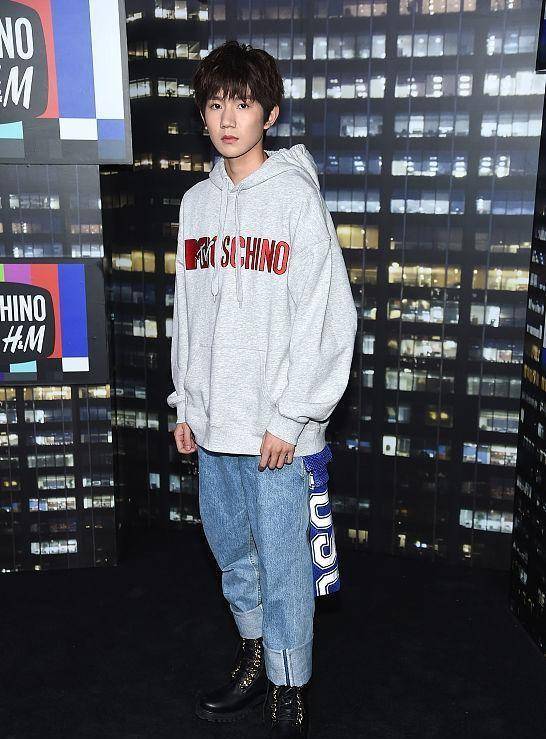 服装 王源越来越有型男范儿了，穿着牛仔夹克好帅气，没啥少年感了