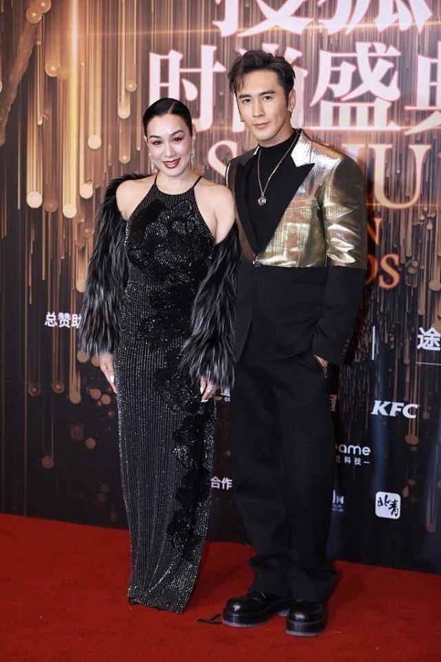 身材 钟丽缇为吸睛挺拼的，在老公面前穿镂空长裙，身材丰满感挺突出的