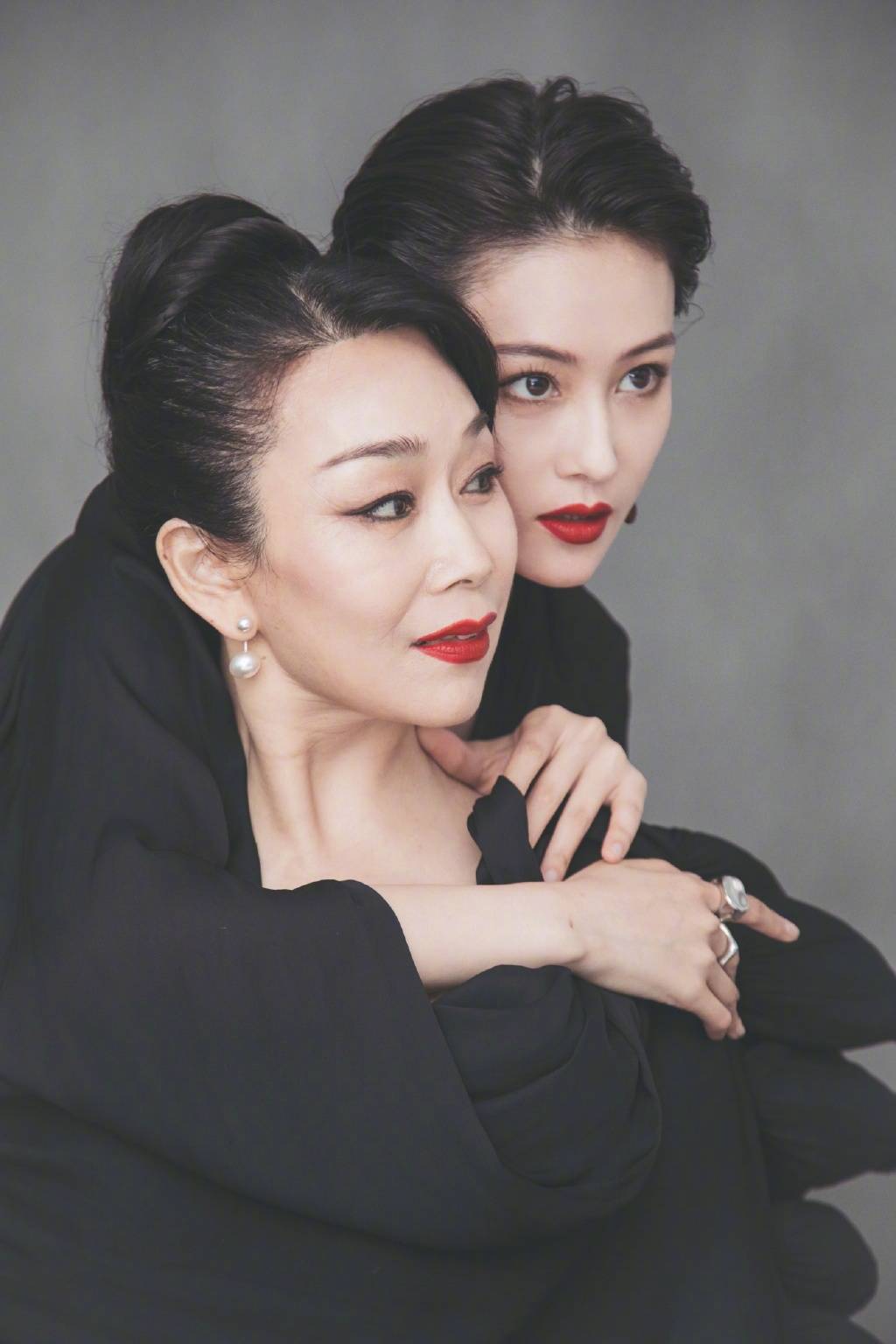 张馨予晒写真为母亲庆生 55岁妈妈年轻时髦 镜头表现力不输女儿 母女