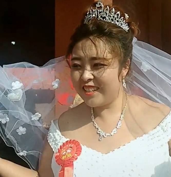 “胖子新娘”婚纱照P成“90斤”，被称为是“笑