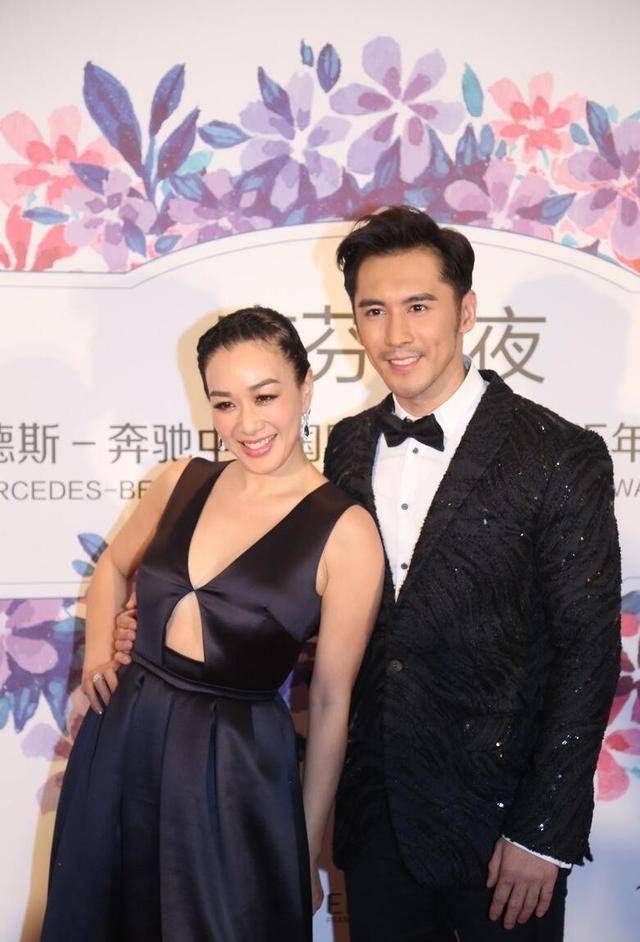 身材 钟丽缇为吸睛挺拼的，在老公面前穿镂空长裙，身材丰满感挺突出的