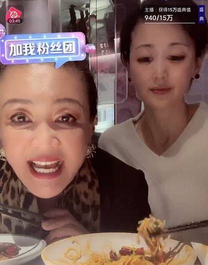 毛衣张兰冬天穿大衣套毛衣裙，时髦又显年轻，60+老人还这么漂亮！