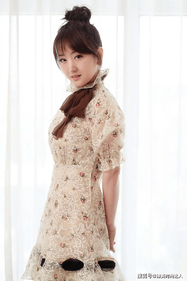 元素 杨钰莹不愧是“活久见”,穿牛仔套装配贝雷帽,不说以为只有20岁