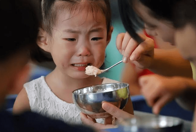 家长|孩子见饭就“逃”？未必是饭菜口味不佳，而是家长没学会正确投喂
