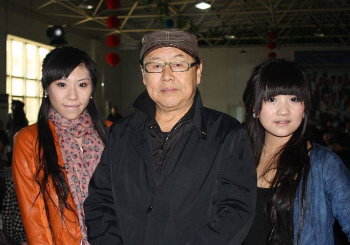 原创最经典的"猪八戒"马德华,与妻子恩爱几十年,儿子帅气有能力