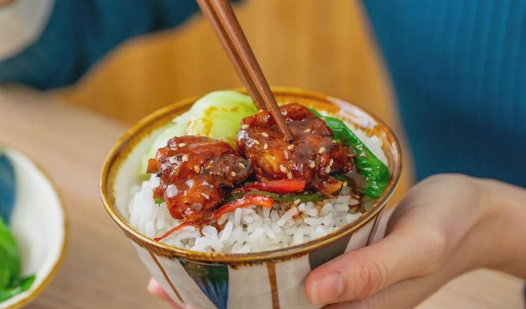 小勺|懒人最爱！这菜有个电饭煲就搞定，鲜香下饭