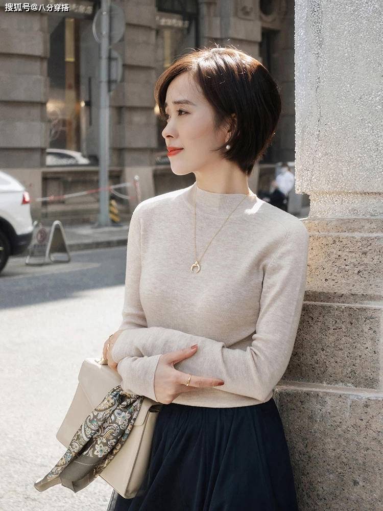 美眉 秋冬想保持女人味，别总穿牛仔裤，试试“毛衣+半身裙”温柔优雅