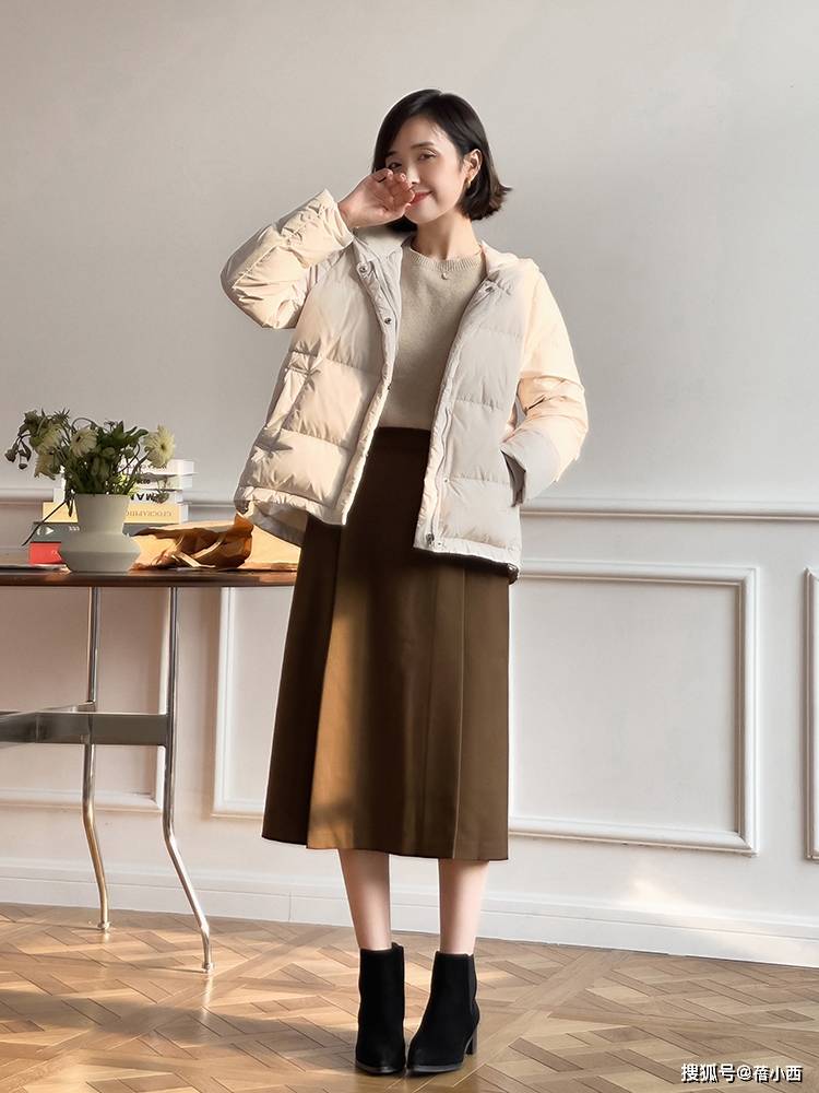 颜色 冬季穿啥保暖又时髦？王牌单品“羽绒服”，搭裤子、半身裙真洋气