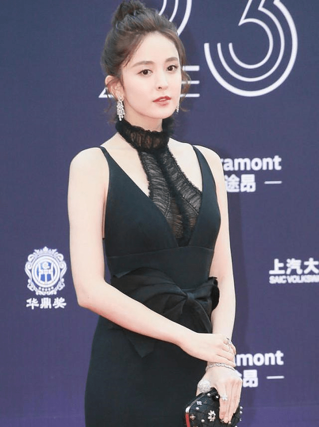 设计 古力娜扎的身材比例太高级了,穿收腰鱼尾裙显腿长,美真是天生的