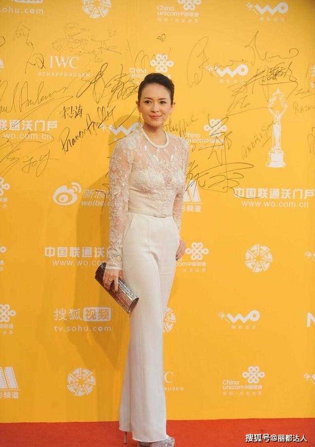 国际 章子怡这回太拼了，穿镂空蕾丝连体裤配驴蹄鞋，满满的国际范