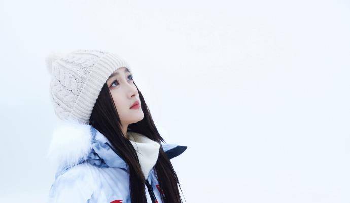 米色 刚下雪关晓彤羽绒服就穿上了！蓝白晕染配毛线帽，胖乎乎的好可爱