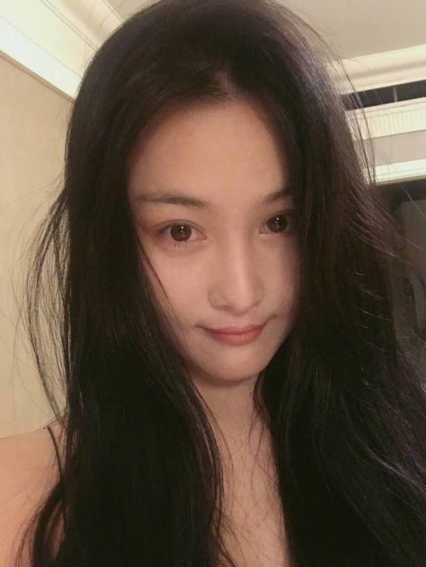 因为皮肤好的张馨予，素颜照也被网友称赞，晒出的自用面霜也因此走红