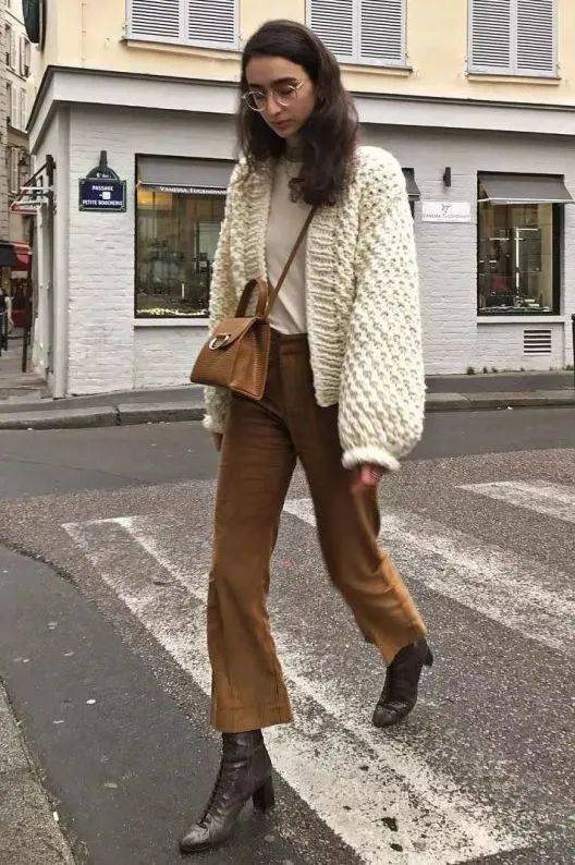 灯芯绒 别再穿高跟鞋了,奶奶裤+短靴才是今年秋冬最流行!