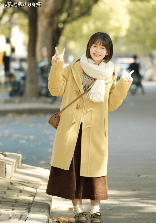 围巾 小个子秋冬穿半身裙要注意两点，上衣和靴子选对了，轻松显高显瘦