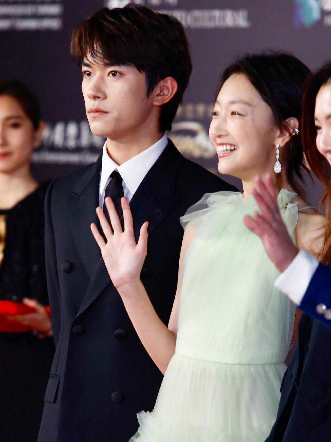 润色 162cm周冬雨，穿露背长裙秀身材，却被易烊千玺表情抢镜！