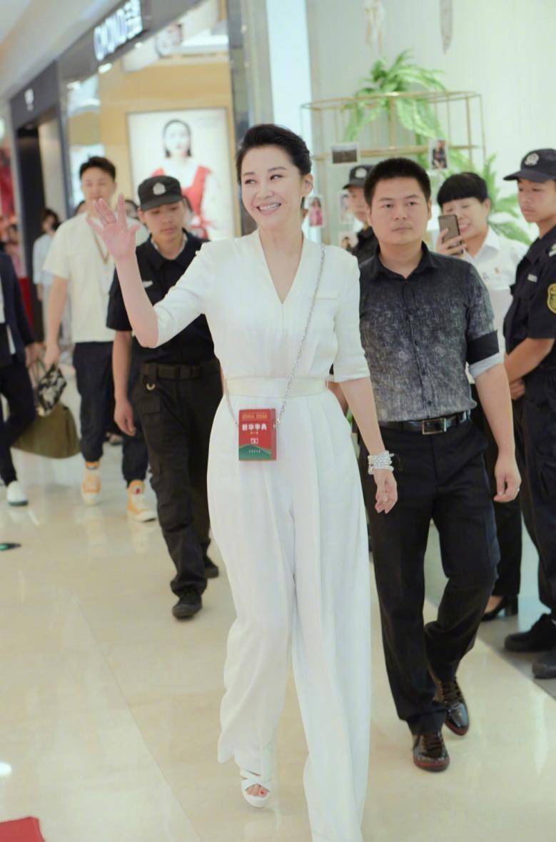 颜色 女人想提升气场试试西装的造型,但尽量别配绿色,许晴都难驾驭