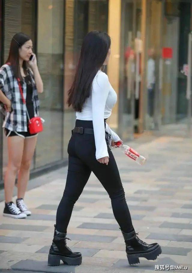 黑色 打底裤的时尚穿搭显魅力,都能凸显时尚潮流,显瘦又高级