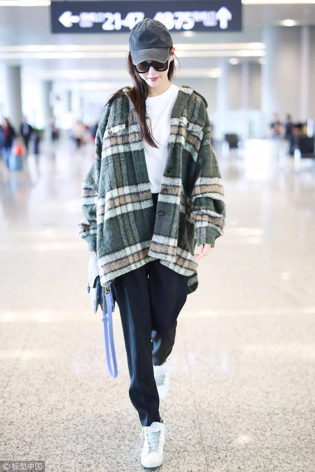 同学 杨幂张小斐10年同学，还记得张小斐春晚火了的那件大衣吗？