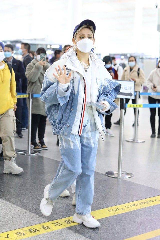 卫衣 宁静在雪地里熏腊肉,穿羽绒服戴围巾,50+也能穿的保暖时尚!