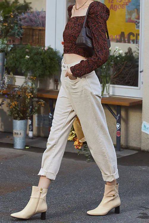 灯芯绒 别再穿高跟鞋了,奶奶裤+短靴才是今年秋冬最流行!