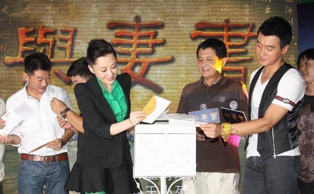 颜色 女人想提升气场试试西装的造型，但尽量别配绿色，许晴都难驾驭