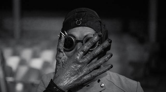 电影|《导演请指教》：吵架比影片好看，导演比演员卑微，就着弹幕更香